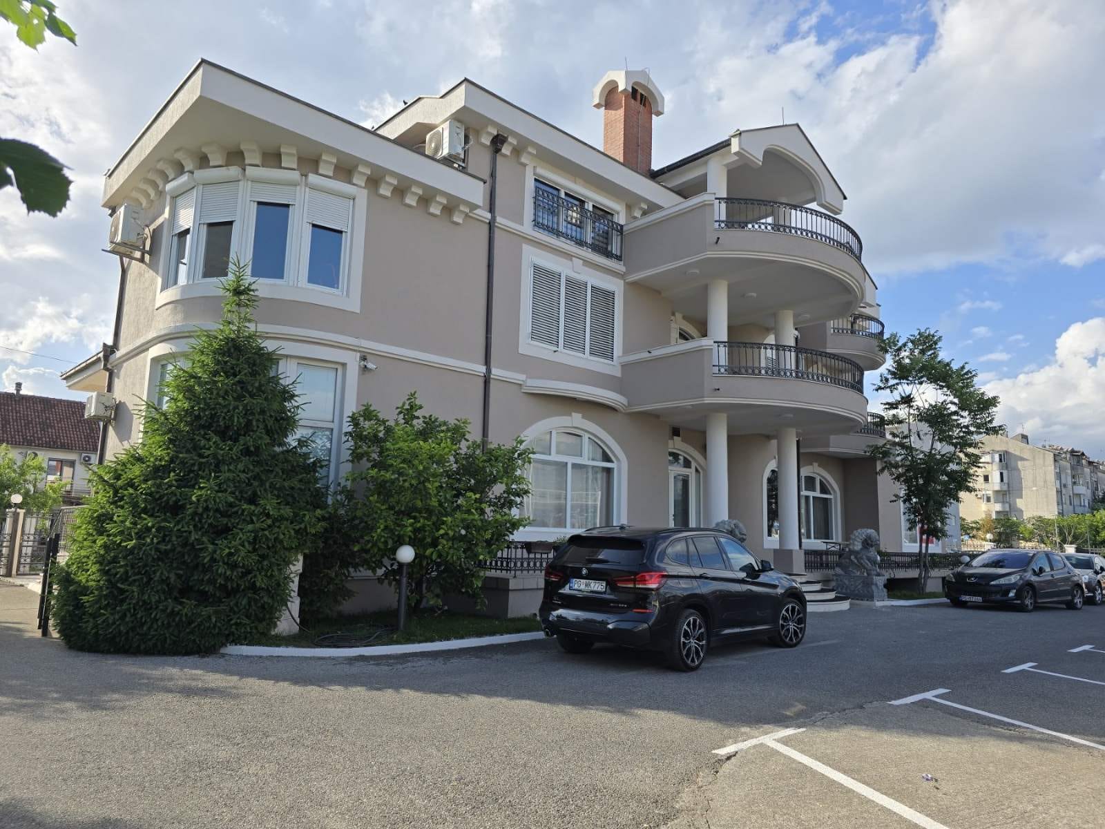 Building of 1000m² for sale, Stari Aerodrom