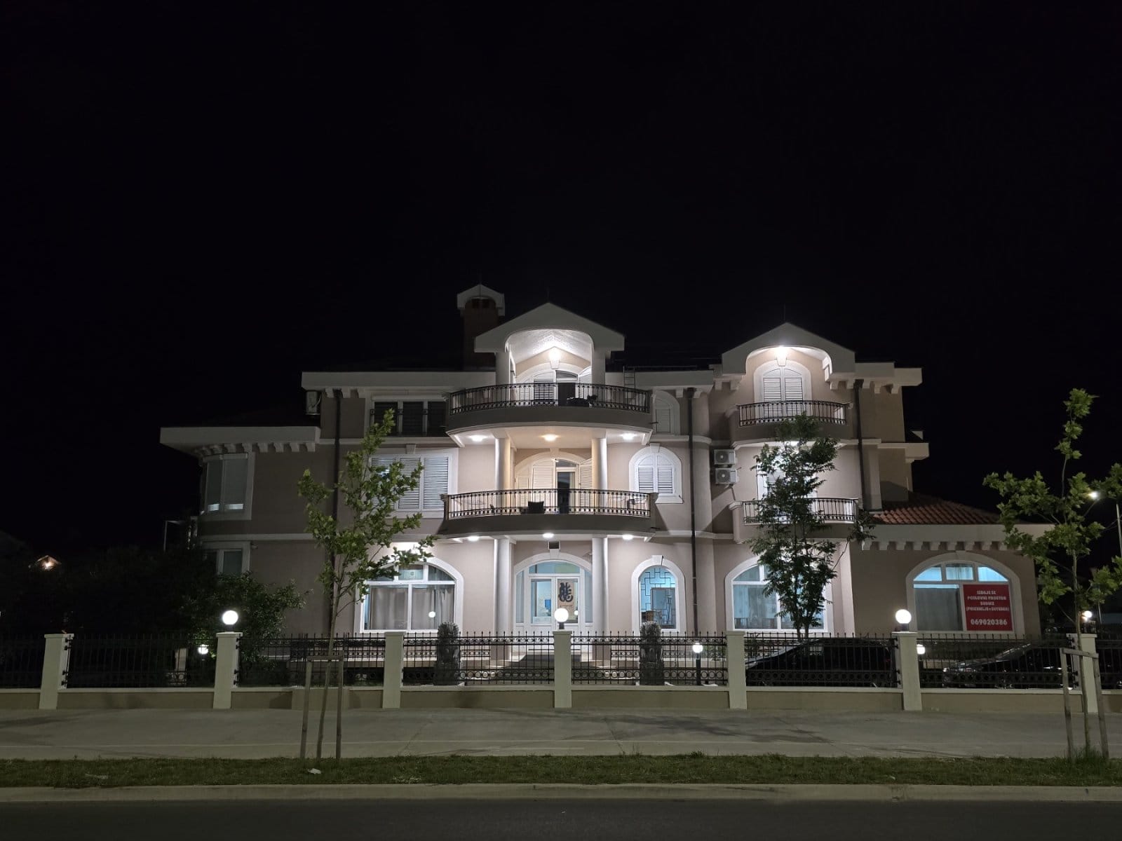 Building of 1000m² for sale, Stari Aerodrom