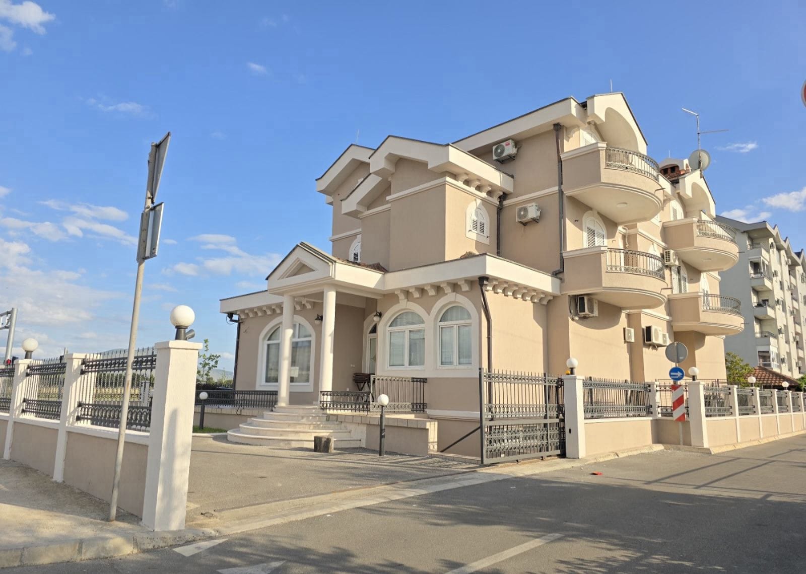 Building of 1000m² for sale, Stari Aerodrom